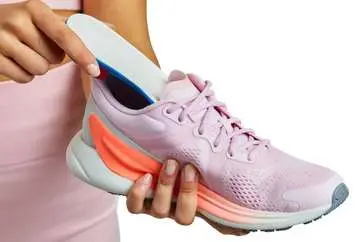 custom foot insoles for flat feet (2) Demonstration of fitting process for custom insoles for flat feet